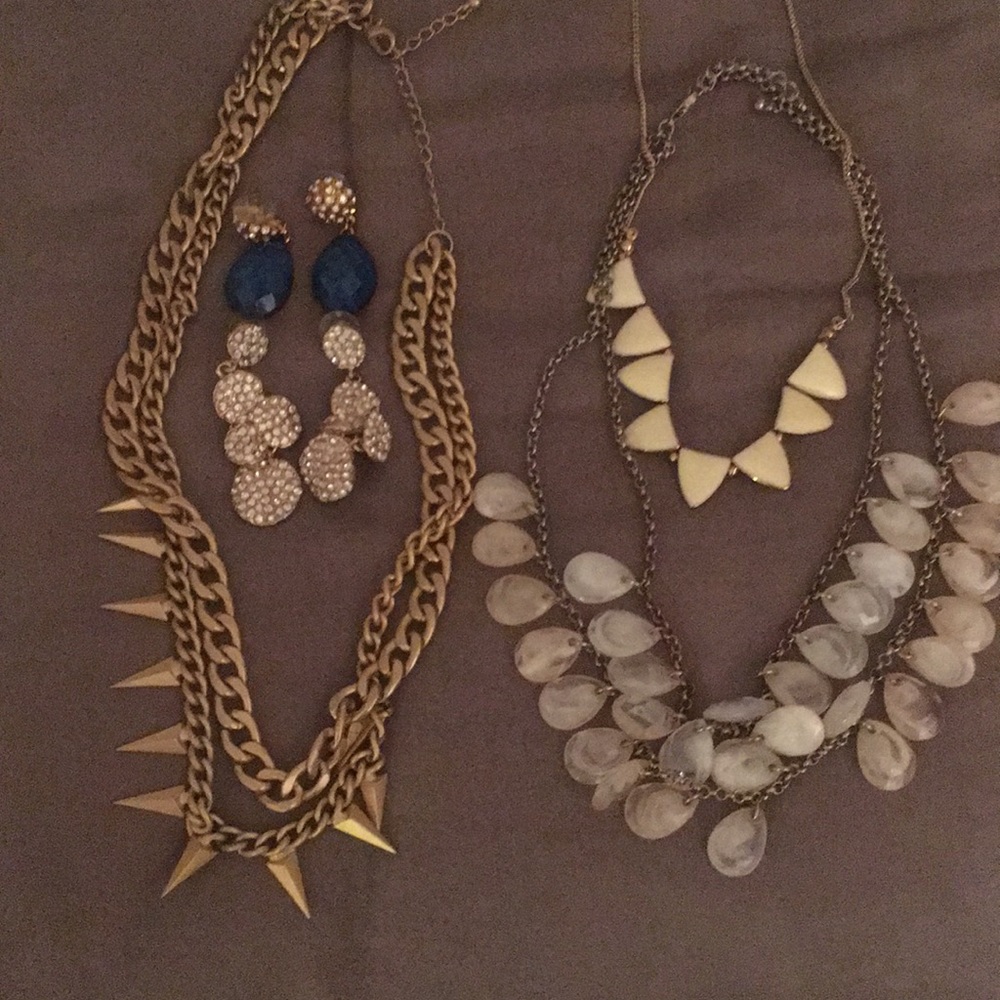 Costume jewelry bundle - 3 necklaces 2 earrings